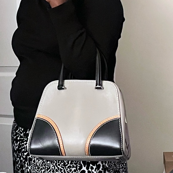 Prada Handbag!❤️ - Picture 4 of 8
